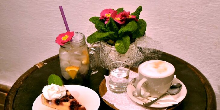 Kavárna s galerií Ve Věži: višňový koláč a káva nebo levandulová limonáda
