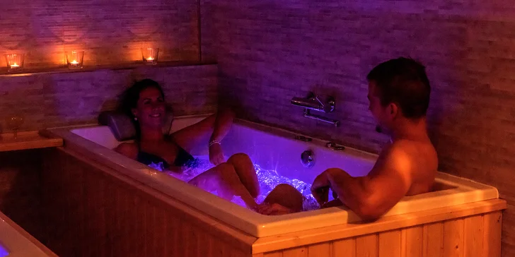 Romantika v privátním wellness se saunou, vířivkami a lahví vína pro dva