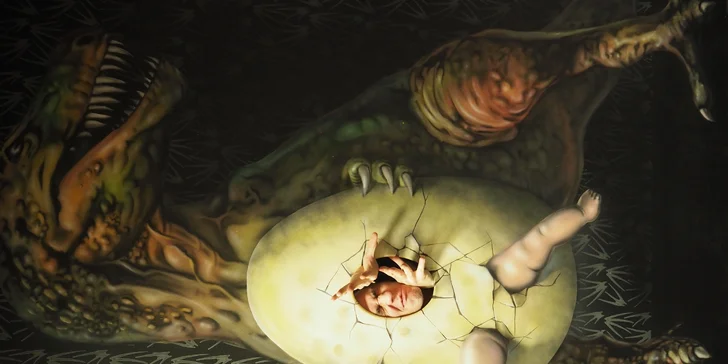 Dinosaurus si vás ve svých pařátech odnese do hnízda. 