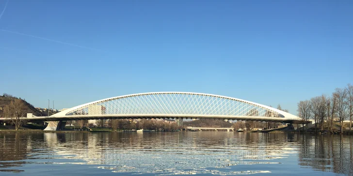 Plavba po Vltavě: zapůjčení člunu nebo lodě až pro 6 osob na 1 či 3 hod.