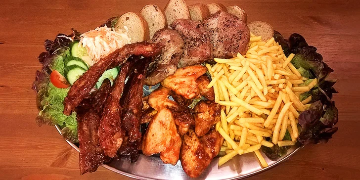 Užijte si hody s partou: 1,5 kg steaků, žeber, křidýlek a porce hranolků