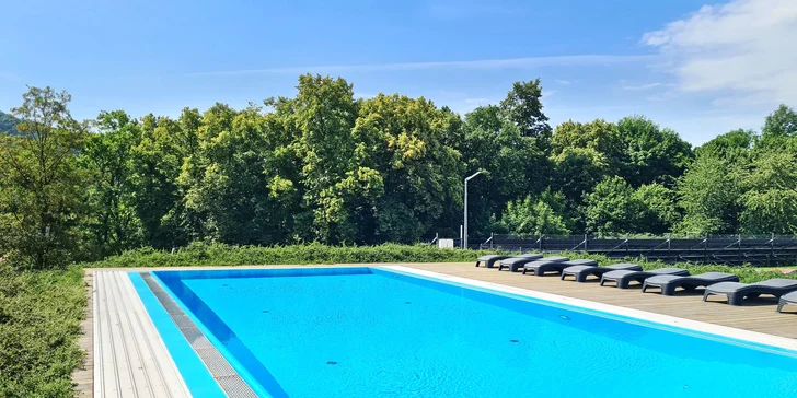 Najdete tu wellness centrum s bazénem bez chloru, vířivkou, finskou saunou a parní lázní, do kterého si budete moci zajít neomezeně (denně od 9:00 do 22:00). 