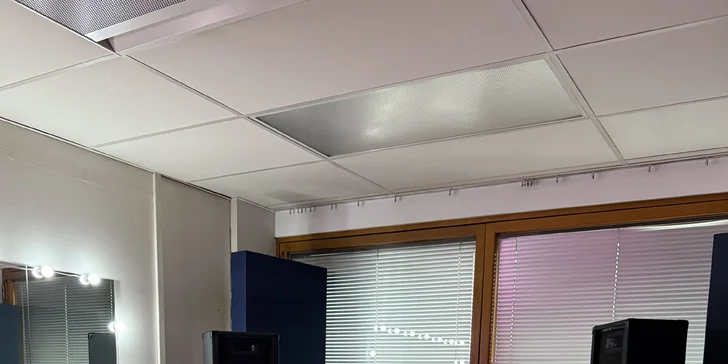 Jako třešničku na dortu ve škole nabízí všem odvážným studentům možnost nahrát si vlastní píseň v profesionální kvalitě.