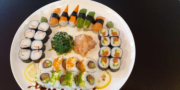 Jde se na sushi: sety s 30 až 66 ks s lososem, avokádem, úhořem i krevetami