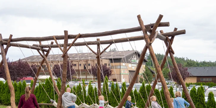 Děti se zaručeně vyblázní na trampolínách, lanovém hřišti, prolézačkách, tobogánech nebo třeba ve skákacím hradu.