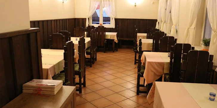 Pečínka k posezení pro partu i rodinu: masitá žebra i kuřecí křídla a paličky