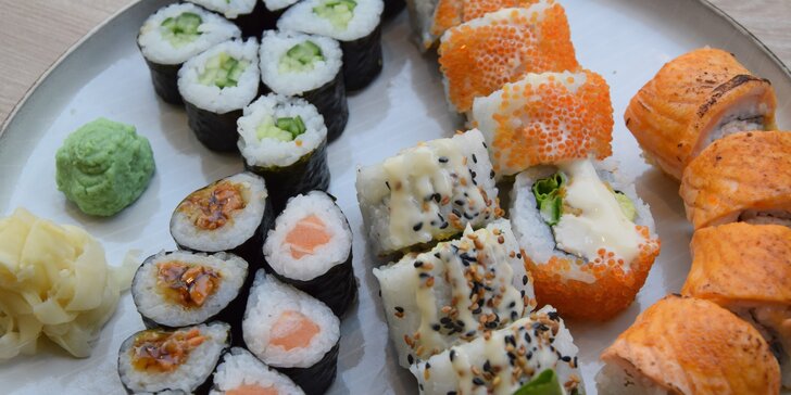 28 ks sushi pro 2 osoby: grilovaný losos, avokádo, okurka i krabí krém