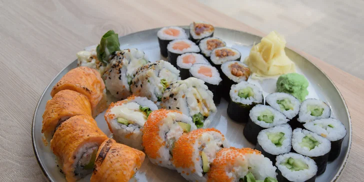28 ks sushi pro 2 osoby: grilovaný losos, avokádo, okurka i krabí krém