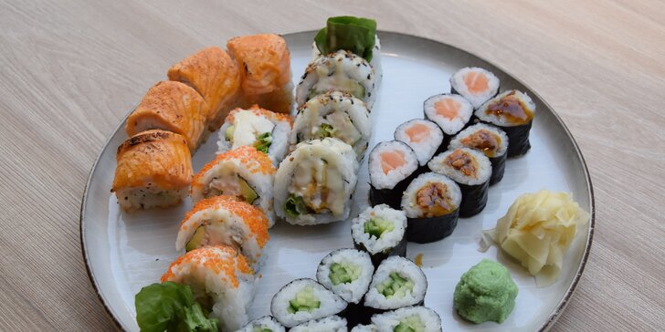 28 ks sushi pro 2 osoby: grilovaný losos, avokádo, okurka i krabí krém