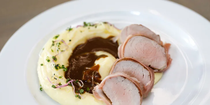 Panenka pečená v parmské šunce s bramborovou kaší a omáčkou demi-glace