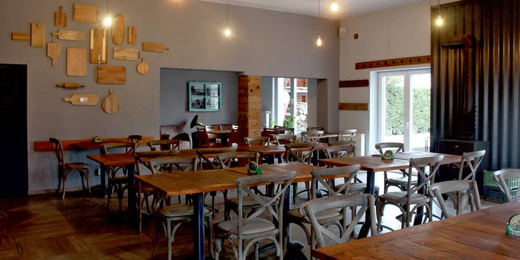 Otevřený voucher v hodnotě 300 nebo 500 Kč na cokoli z menu
