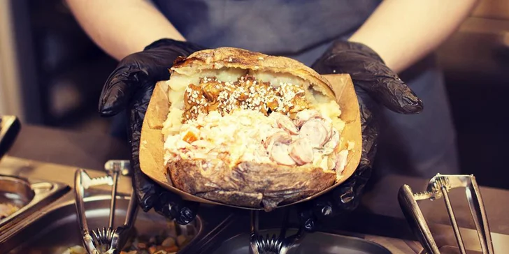500g pečená brambora s náplní podle výběru a domácí limonáda pro 1 osobu