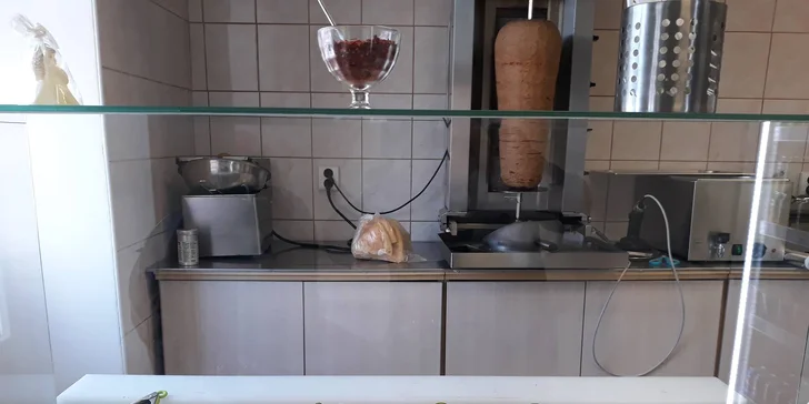 Parádní sváča: kebab či falafel v tortille, chlebu i s hranolky a nápoj dle výběru