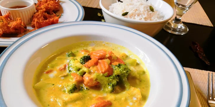 Kuřecí či tandoori specialita dle výběru, jehněčí vindaloo i bašta pro partu