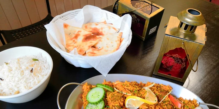 Kuřecí či tandoori specialita dle výběru, jehněčí vindaloo i bašta pro partu