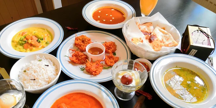 Kuřecí či tandoori specialita dle výběru, jehněčí vindaloo i bašta pro partu