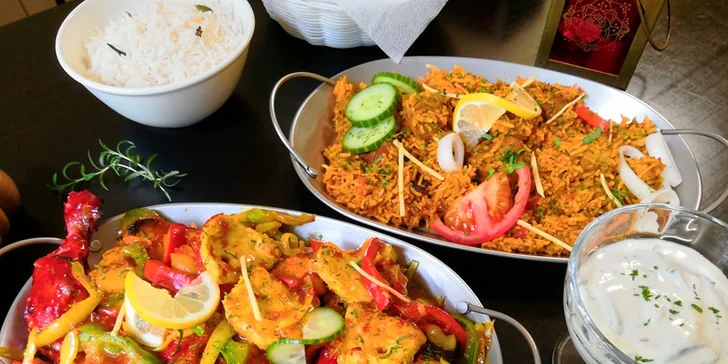 Kuřecí či tandoori specialita dle výběru, jehněčí vindaloo i bašta pro partu