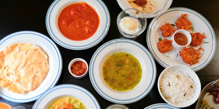 Kuřecí či tandoori specialita dle výběru, jehněčí vindaloo i bašta pro partu