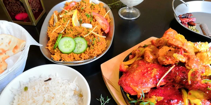 Kuřecí či tandoori specialita dle výběru, jehněčí vindaloo i bašta pro partu