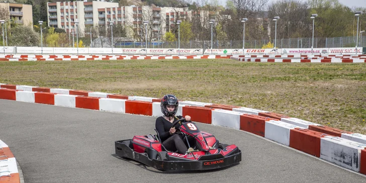 Sešlápněte pedál: dvě jízdy v elektrické motokáře na závodním okruhu