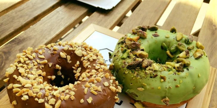 Do kavárny se koblížky dovážejí z Donuter Donuts. 