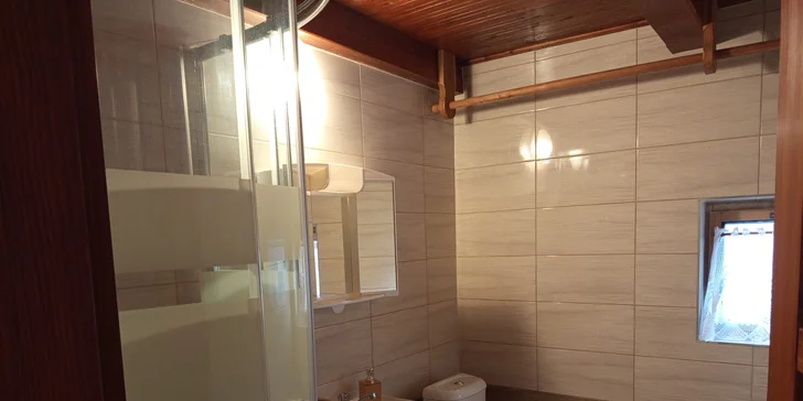 Kúpeľňa je súčasťou izieb aj chaty.