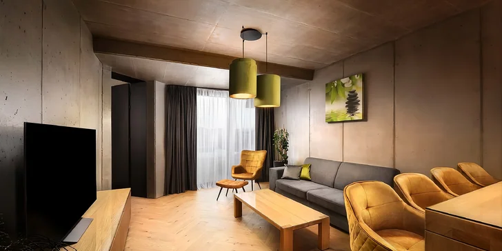Srdcom apartmánu je priestranná obývačka, kde nájdete dizajnový krb a smart TV.