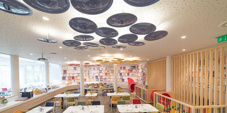 Restaurace má i oddělenou část pro děti, malí hosté tu mají i vlastní pult s jídly.