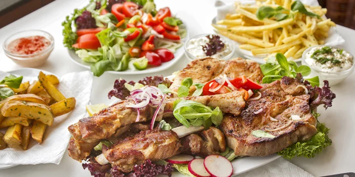 Přímo z grilu vám naloží až 2,3 kg masových dobrot. 