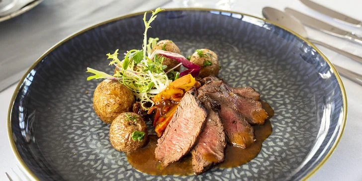 Steakové degustační menu mix grill: carpaccio, steaky z vyzrálého hovězího i sladký dezert