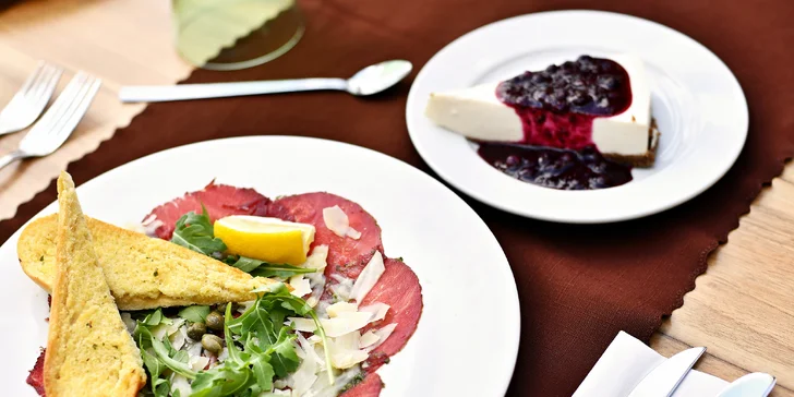 Carpaccio z hovězí svíčkové se podává s bazalkovým pestem, kapary, rukolou a parmezánem. Nebo jako předkrm zvolíte carpaccio z červené řepy?