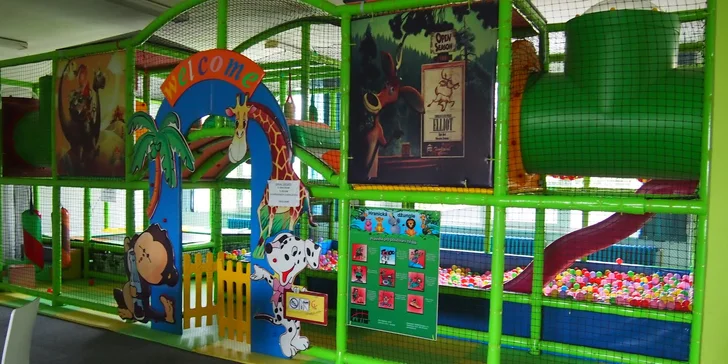 Herna je vybavena skluzavkou, mostem, bazénem s balónky, trampolínou a spoustou prolézaček.