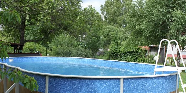 Venkovní bazén u penzionu
