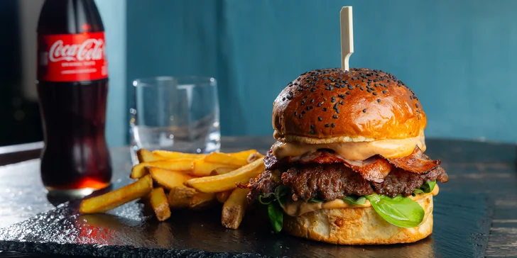 Smash burger s hranolčekmi a nápojom za zvýhodnenú cenu v centre Bratislavy