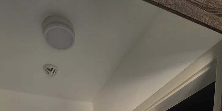  K dispozici budete mít také psací stůl, lednici a TV s plochou obrazovkou. 