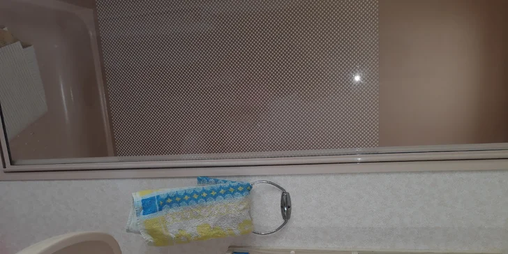 Teplá voda je v kuchyni i ve sprše. Ručníky si přivezte vlastní.