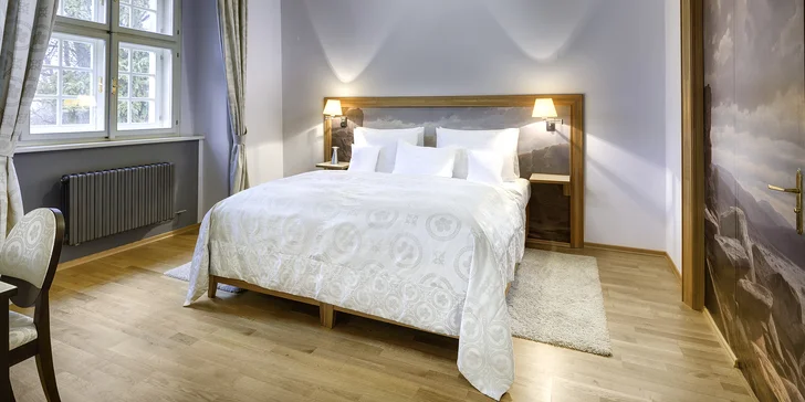 Ubytujete sa v dvojlôžkovej izbe kategórie Standard alebo Luxury, na výber je aj kráľovský či prezidentský apartmán.
