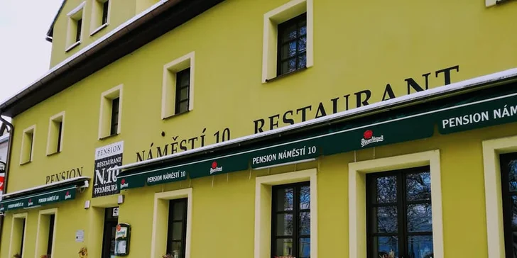 Penzion stojí na náměstí ve Frymburku (10 km od Lipna nad Vltavou a jen 1 km od skiareálu). 