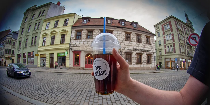 Kávu vám připraví do kelímku na odnos s sebou.
