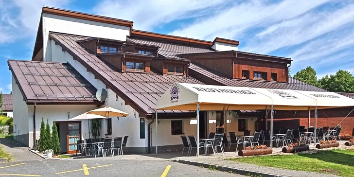 V létě je v provozu venkovní terasa a dětské hřiště s pískovištěm.