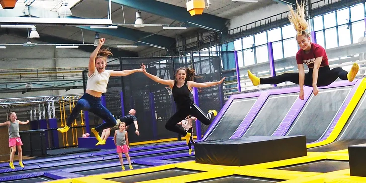 Budete řádit na ploše velké 1400 m², kde je celkem 52 trampolín a spousta atrakcí. 