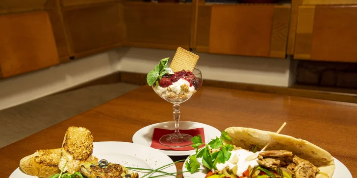 3chodové řecké menu: omeleta s olivami, gyros z panenky a řecký jogurt