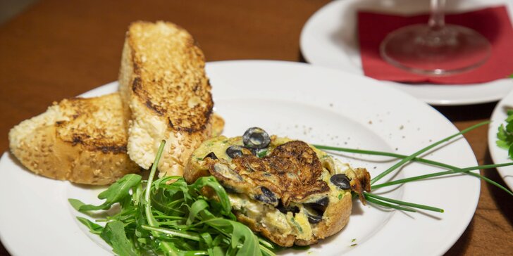3chodové řecké menu: omeleta s olivami, gyros z panenky a řecký jogurt