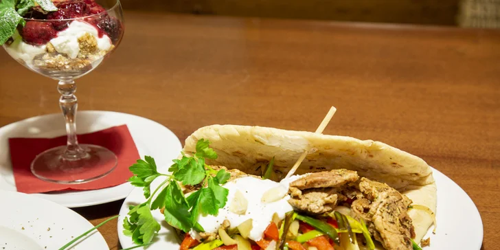 3chodové řecké menu: omeleta s olivami, gyros z panenky a řecký jogurt