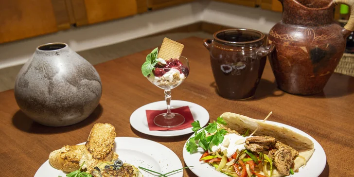 3chodové řecké menu: omeleta s olivami, gyros z panenky a řecký jogurt