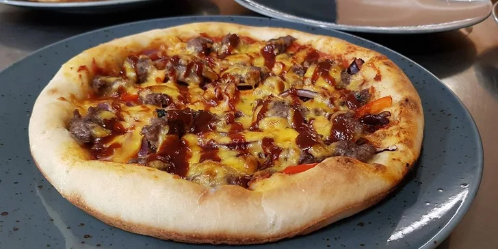 28cm pizza podle výběru z 12 druhů a domácí limonáda pro 1 i 2 osoby