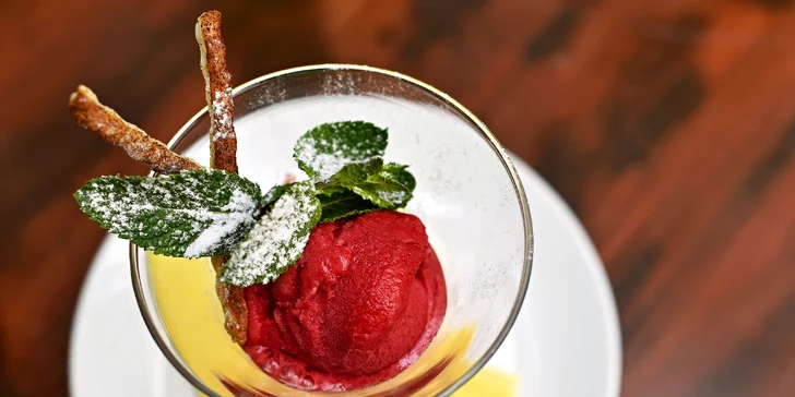 Poté přijde čas na první dezert: malinový sorbet.