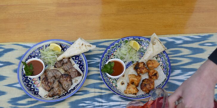 Uzbecké menu pro dva: vege polévka, kuřecí nebo vepřový šašlik a příloha