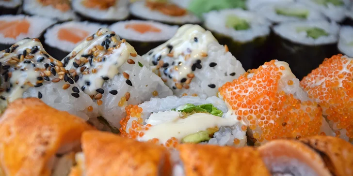28 ks sushi pro 2 osoby: grilovaný losos, avokádo, okurka i krabí krém