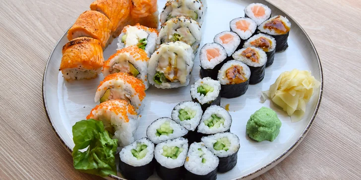 28 ks sushi pro 2 osoby: grilovaný losos, avokádo, okurka i krabí krém